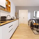 Sol - Old Town Centre I Cheap Carpark Nearby I Balcony * 부쿠레슈티