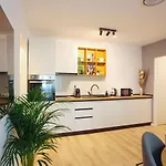 Sol - Old Town Centre I Cheap Carpark Nearby I Balcony 公寓 布加勒斯特